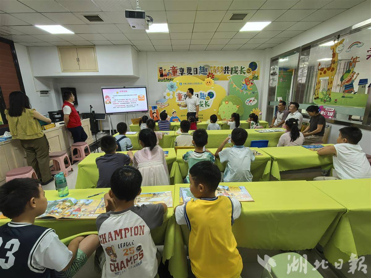 開(kāi)班儀式介紹暑托班課程安排等.jpg